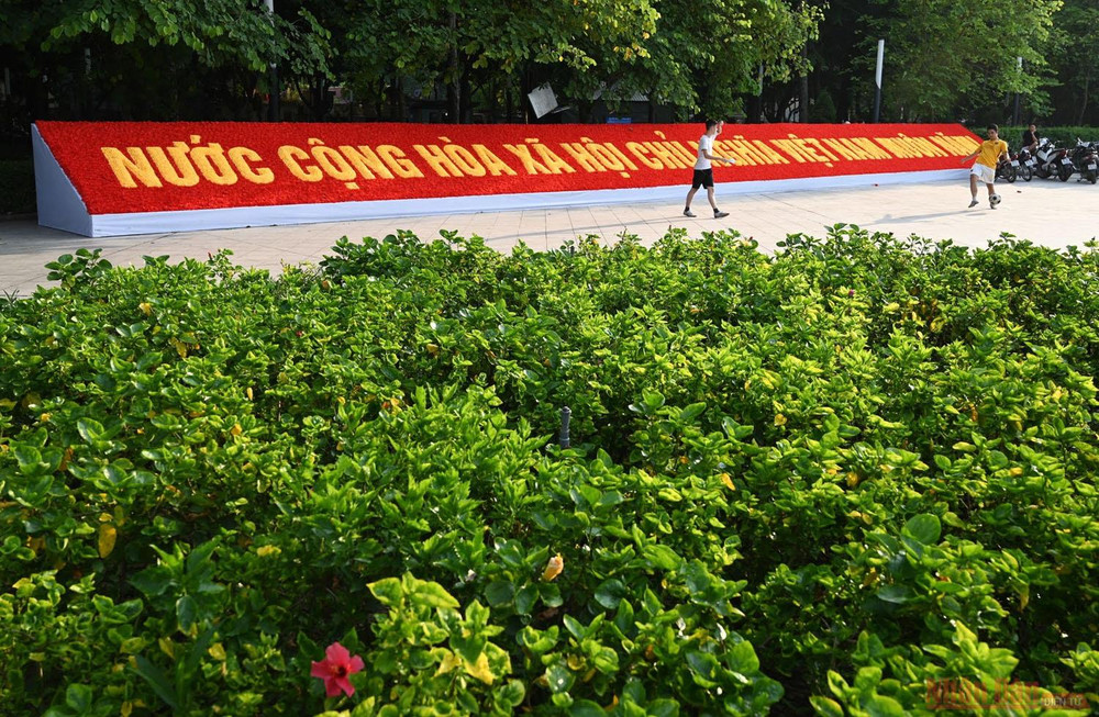 Dòng chữ "Nước Cộng hòa xã hội chủ nghĩa Việt Nam" được kết bằng hoa nổi bật tại Công viên Lênin. Đường phố Hà Nội rực rỡ màu cờ Tổ quốc chào mừng 75 năm Quốc khánh -4