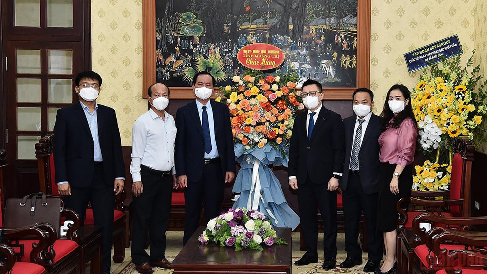 Chủ tịch UBND tỉnh Quảng Trị Võ Văn Hưng tặng hoa chúc mừng Báo Nhân Dân nhân kỷ niệm 71 năm Ngày Báo ra số đầu. Ảnh: THỦY NGUYÊN