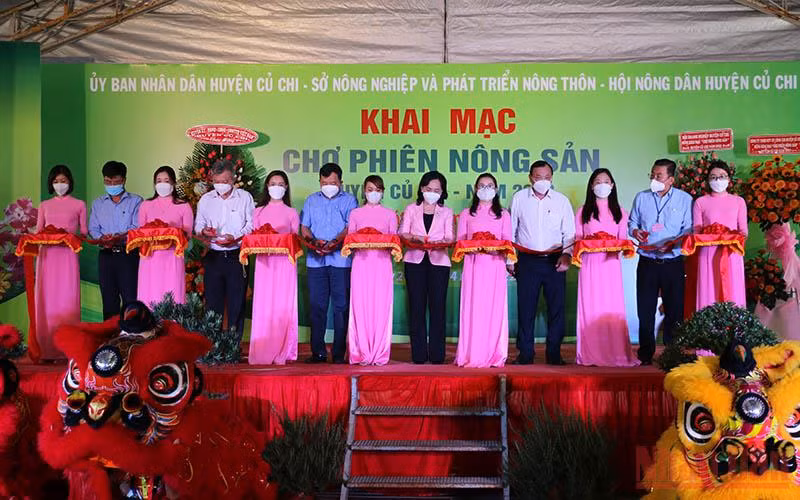 Cắt băng khánh thành Chợ phiên nông sản huyện Củ Chi năm 2022. (Ảnh: Ngọc Thủy)