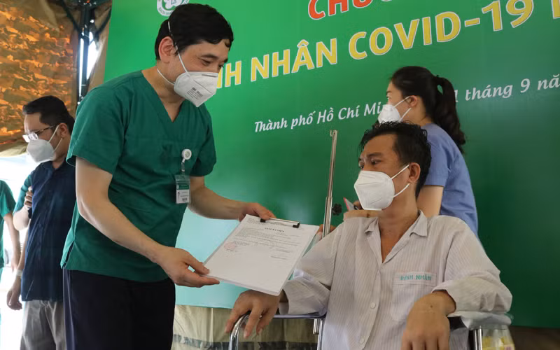 Bệnh nhân ở Trung tâm hồi sức tích cực người bệnh Covid-19 - Bệnh viện Dã chiến số 16 ra viện. ( Ảnh: Trung tâm cung cấp)