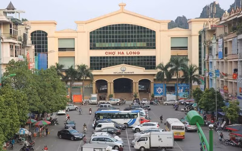 Khu vực chợ Hạ Long 1 , nơi bắt quả tang đối tượng đang có hành vi chiếm đoạt tiền của doanh nghiệp.