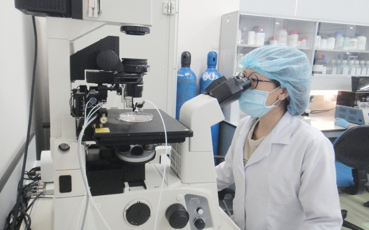 Sinh viên Đại học Quốc gia TP Hồ Chí Minh đang nghiên cứu khoa học công nghệ.
