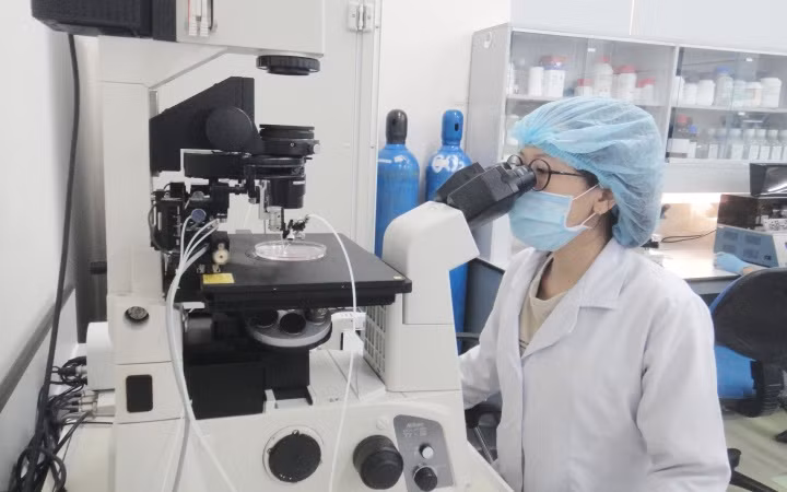 Sinh viên Đại học Quốc gia TP Hồ Chí Minh đang nghiên cứu khoa học công nghệ.