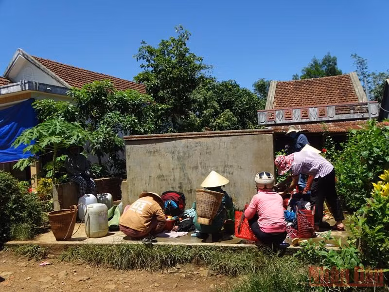 Bể nước duy nhất phục vụ cho 141 hộ thôn Hòa Ngãi xã Sơn Định, huyện Sơn Hòa thường xuyên thiếu nước, do mạch nguồn từ trên núi dẫn về đã bị cạn kiệt.