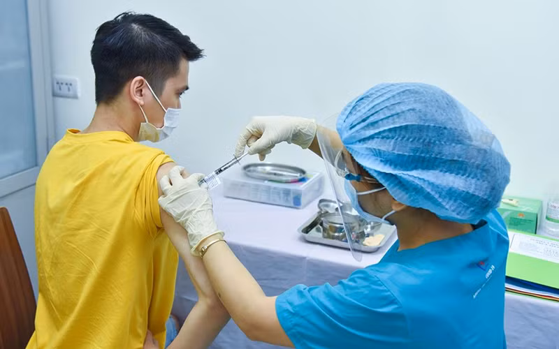 Tiêm vaccine ARCT-154 cho tình nguyện viên giai đoạn một. Ảnh: ĐẠI HỌC Y HÀ NỘ