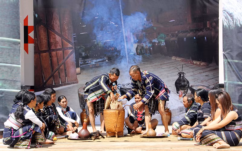 Kỳ II : Trống cái giữa dàn chiêng -0