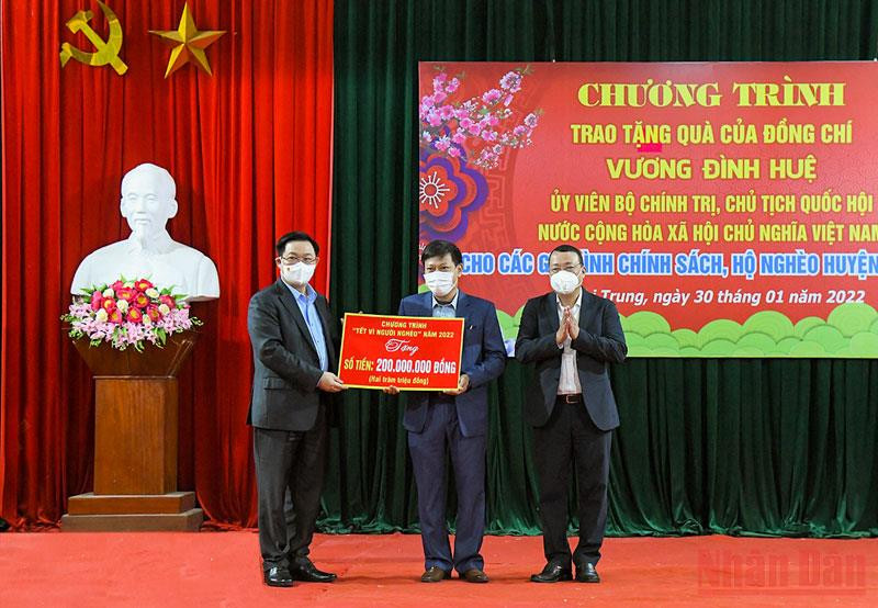 Chủ tịch Quốc hội Vương Đình Huệ trao kinh phí hỗ trợ chăm lo người nghèo cho huyện Nghi Lộc. (Ảnh: MINH THÀNH) Chủ tịch Quốc hội Vương Đình Huệ tặng quà Tết người nghèo tại Nghệ An -0