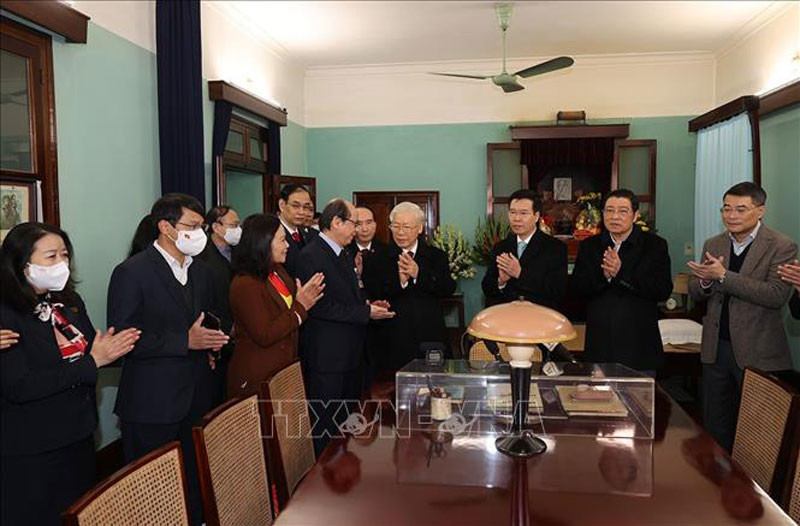 Tổng Bí thư Nguyễn Phú Trọng nói chuyện với cán bộ, nhân viên Khu di tích Chủ tịch Hồ Chí Minh ở Phủ Chủ tịch. Tổng Bí thư Nguyễn Phú Trọng dâng hương tưởng niệm Chủ tịch Hồ Chí Minh -0
