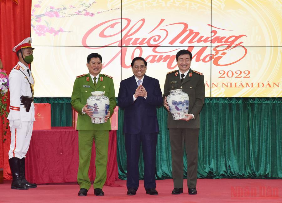 Thủ tướng Phạm Minh Chính trao tặng quà cho các cán bộ chiến sĩ Cục A05 và C07. Thủ tướng thăm, chúc Tết 2 đơn vị Bộ Công an -0