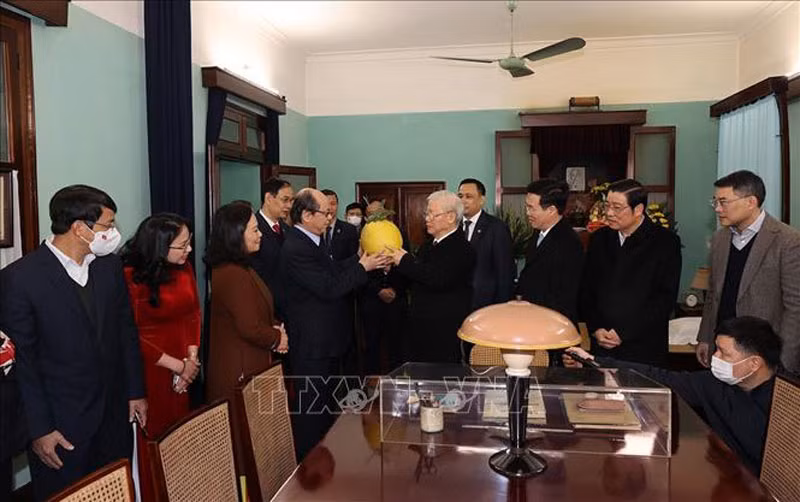 Tổng Bí thư Nguyễn Phú Trọng dâng hương tưởng niệm Chủ tịch Hồ Chí Minh -0