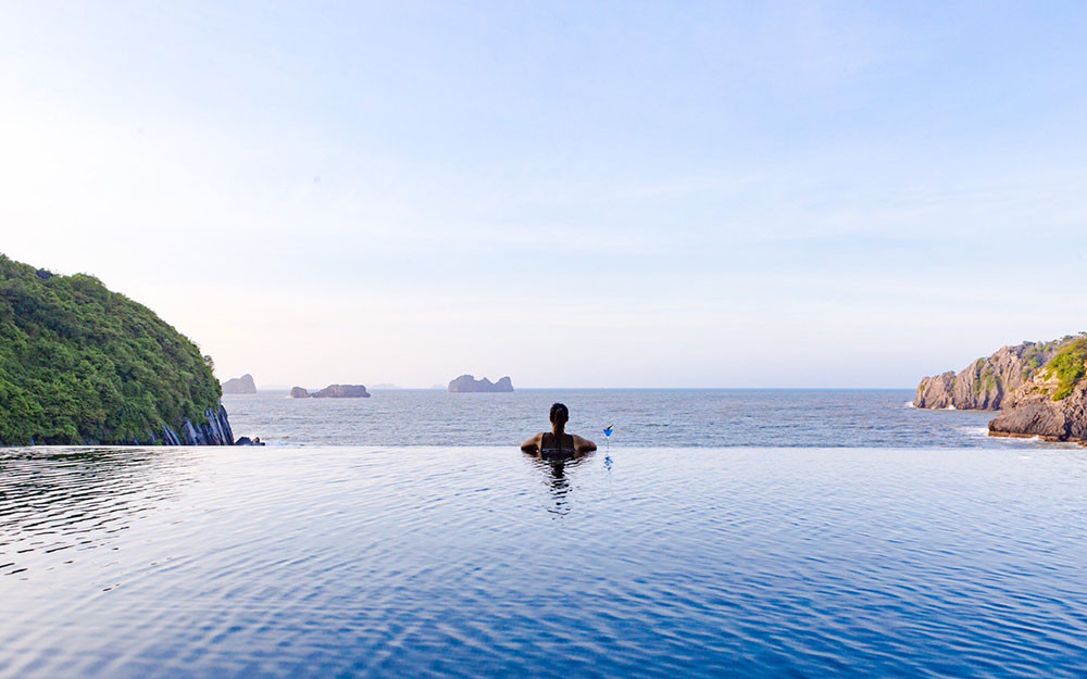 Ngắm Cát Bà từ bể bơi trên cao. Ảnh: Flamingo resort. Giải pháp cho du lịch thời Covid-19: Bền vững và sản phẩm đa dạng -0