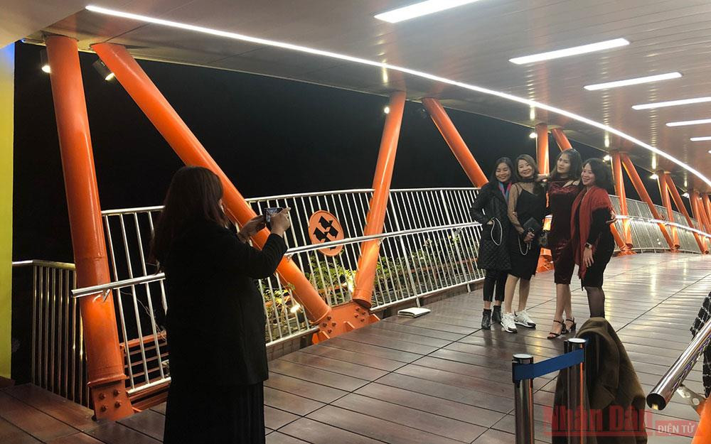 Du khách tham quan cầu Mây ở Cát Bà. Giải pháp cho du lịch thời Covid-19: Bền vững và sản phẩm đa dạng -0