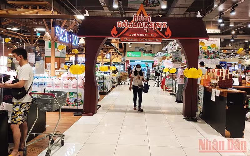 Campuchia duy trì quy định đeo khẩu trang tại nơi tập trung đông người có lắp hệ thống điều hòa (Ảnh: Nguyễn Hiệp)