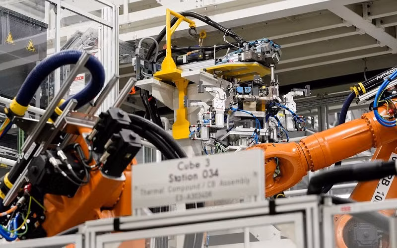 Dây chuyền sản xuất tại một nhà máy pin xe điện của Mercedes-Benz ở Woodstock, bang Alabama, Mỹ. (Ảnh: Reuters)