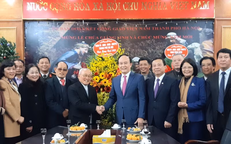 Đồng chí Nguyễn Ngọc Tuấn, Phó Bí thư Thành ủy, Chủ tịch HĐND thành phố Hà Nội chúc mừng Ủy ban Đoàn kết Công giáo Việt Nam thành phố Hà Nội nhân dịp Lễ Giáng sinh năm 2020.