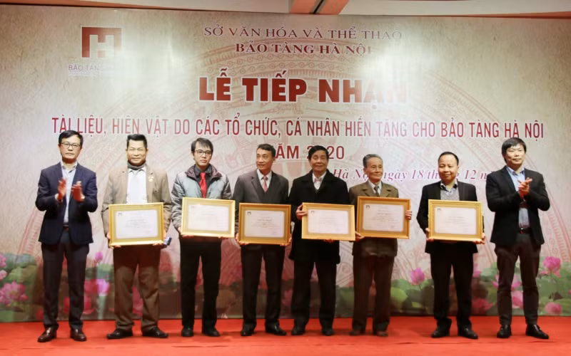 Lãnh đạo Bảo tàng Hà Nội trao Giấy khen cho các tập thể, cá nhân có nhiều hiện vật quý hiến tặng hiện vật.