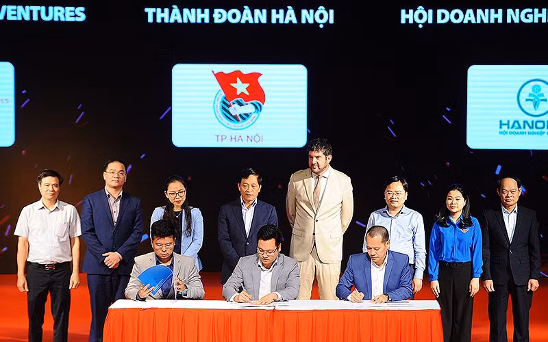 Đại diện các bộ, ban, ngành chứng kiến Lễ ký thỏa thuận hợp tác Liên minh quốc tế - Kết nối hệ sinh thái khởi nghiệp sáng tạo Thủ đô.