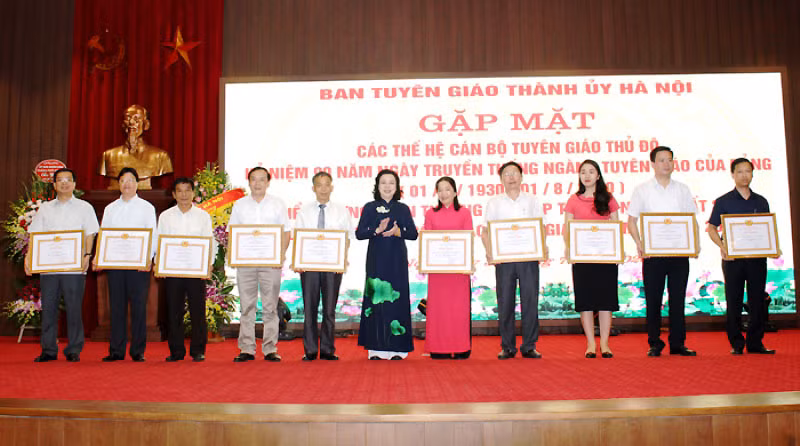 Lãnh đạo Thành ủy Hà Nội tặng bằng khen cho các tập thể, cá nhân xuất sắc.