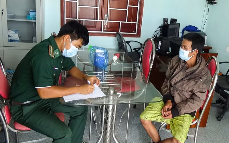 Cán bộ Trạm kiểm soát biên phòng Mỹ Thanh, Đồn Biên phòng Trung Bình, BĐBP Sóc Trăng đang làm các thủ tục bàn giao ngư dân gặp nạn cho người nhà.