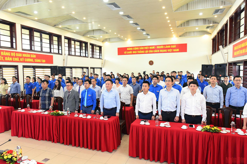Các đại biểu thực hiện nghi thức chào cờ tại Đại hội. (Ảnh: THÀNH ĐẠT) Tuổi trẻ Báo Nhân Dân phát huy truyền thống, kiến tạo thành công mới -0