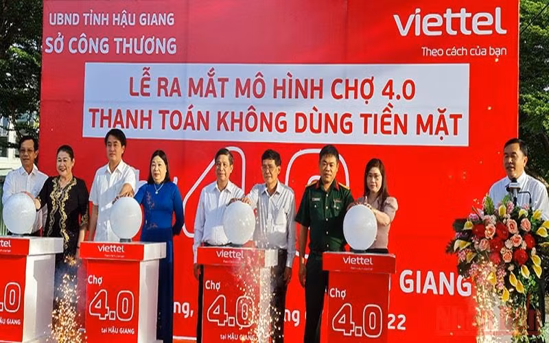 Nghi thức bấm nút chính thức ra mắt mô hình chợ 4.0.