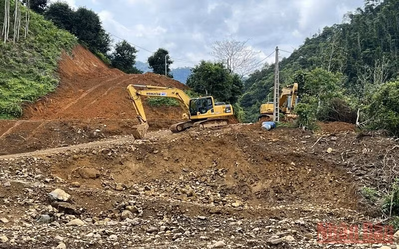 Thi công mở đoạn tuyến qua xã Bằng Phúc, huyện Chợ Đồn thuộc dự án đường thành phố Bắc Kạn đi hồ Ba Bể. 