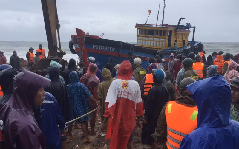 Phú Yên tập trung cứu hộ nhiều tàu thuyền bị sóng đánh chìm, cuốn trôi -0