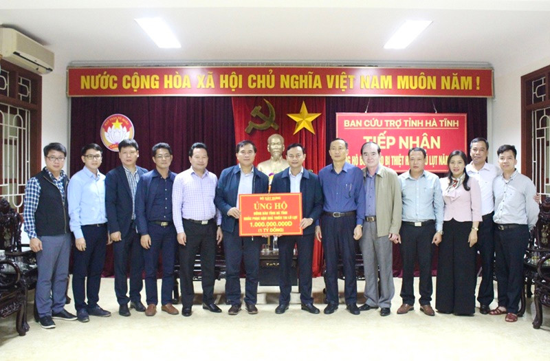 Bộ Xây dựng trao tặng UBMTTQ Việt Nam tỉnh Hà Tĩnh một tỷ đồng gửi đến người dân bị thiệt hại do bão lũ. Đoàn công tác Bộ Xây dựng kiểm tra công tác phòng chống, khắc phục hậu quả thiên tai tại miền trung -0