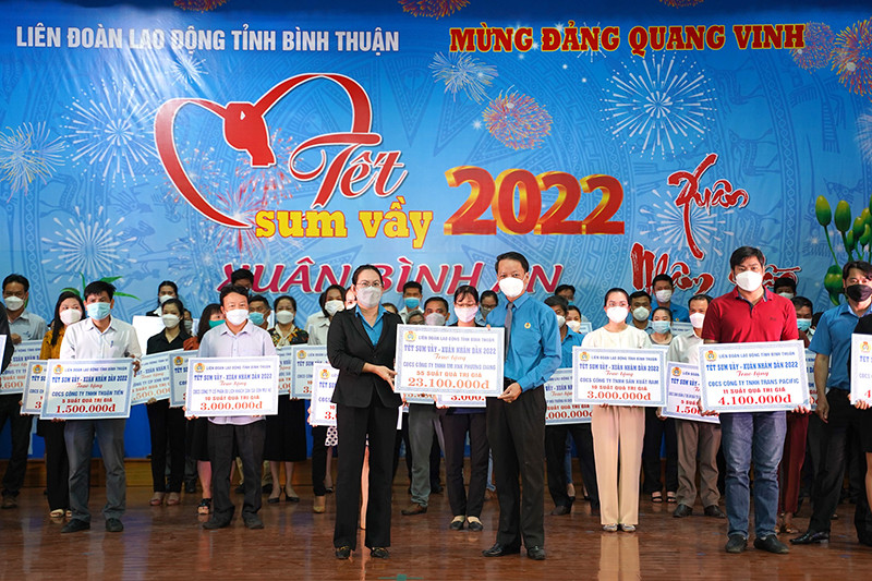 Chủ tịch Liên đoàn Lao động tỉnh Bình Thuận Nguyễn Xuân Phối trao quà của chương trình “Tết sum vầy-Xuân Bình An” năm 2022. Bình Thuận tổ chức “Tết sum vầy-Xuân bình an” trao quà tặng người lao động. -0