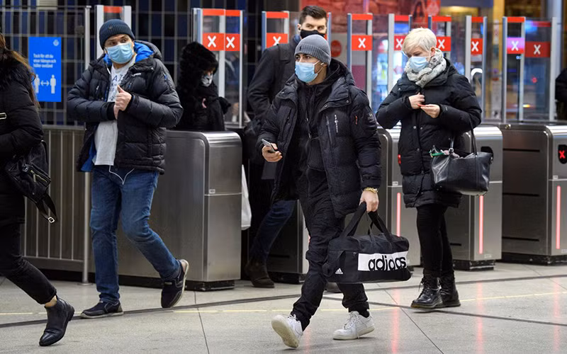Hành khách đeo khẩu trang khi tới ga tàu điện ngầm tại Stockholm, Thụy Điển, ngày 7/1. (Ảnh: Reuters)