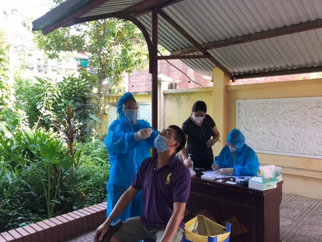 Hòa Bình tổ chức xét nghiệm các trường hợp nghi ngờ dương tính với SARS- CoV-2.