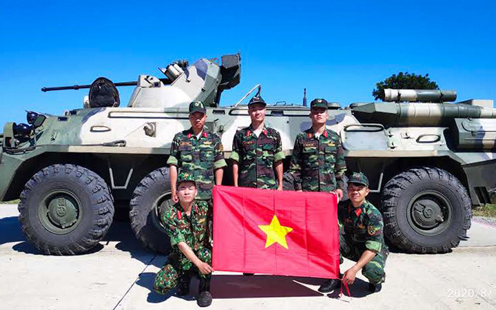 Năm thành viên đội tuyển Quân đội nhân dân Việt Nam tham gia cuộc thi “Bầu trời quang đãng” trong khuôn khổ Army Games 2020.