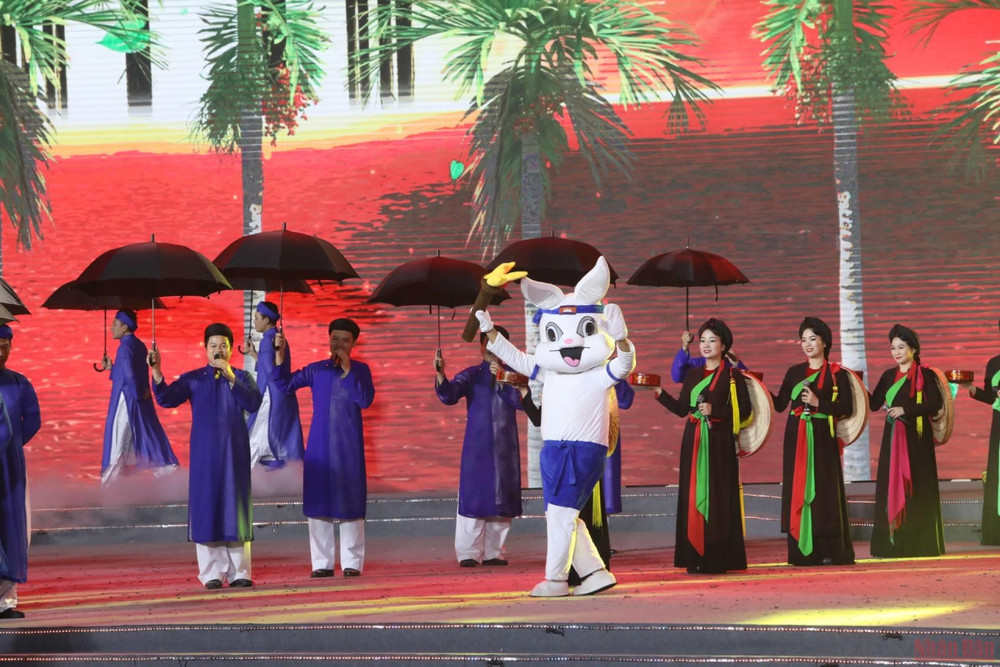 (Ảnh: Khiếu Minh) Những màn trình diễn ấn tượng trong Lễ bế mạc SEA Games 31 -1