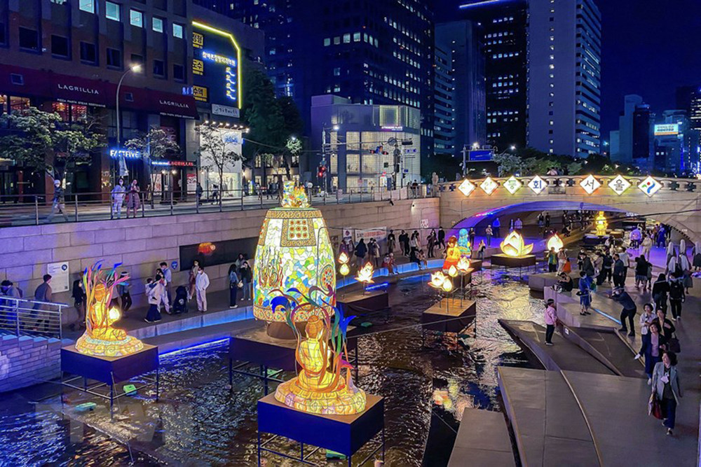 Triển lãm Đèn lồng truyền thống tại suối Cheonggye ở trung tâm Seoul luôn thu hút rất đông người dân và người nước ngoài đến thưởng thức. Triển lãm đèn lồng truyền thống Seoul mừng Đại lễ Phật đản -0