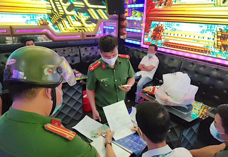 Lực lượng chức năng quận Ngũ Hành Sơn xử phạt quán karaoke Xuân Tùng Gold, ngày 12-5. Đề xuất phạt kịch khung nhóm nam nữ phê ma túy trong mùa dịch -0