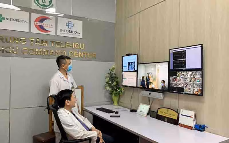 TS, BS Đỗ Ngọc Sơn ngồi tại Trung tâm chỉ huy trực tiếp đọc các chỉ số sinh hiệu, dữ liệu chẩn đoán hình ảnh trên hệ thống Tele-ICU và đưa ra tư vấn hướng điều trị cho bệnh nhân.