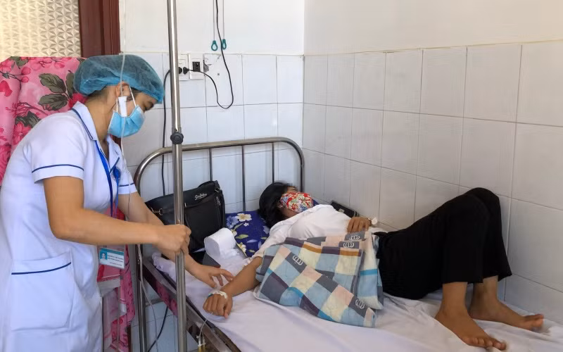 Bệnh nhân bị ngộ độc nghi do ăn bánh mì đang điều trị tại Trung tâm Y tế huyện Bình Sơn (Quảng Ngãi).