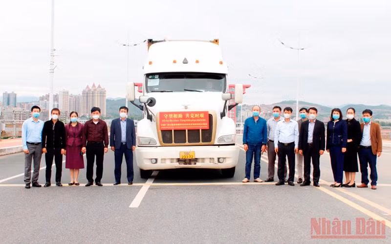 Đại diện lãnh đạo Bộ Y tế và thành phố Móng Cái tiếp nhận số hàng viện trợ chống dịch của tỉnh Quảng Tây (Trung Quốc). 