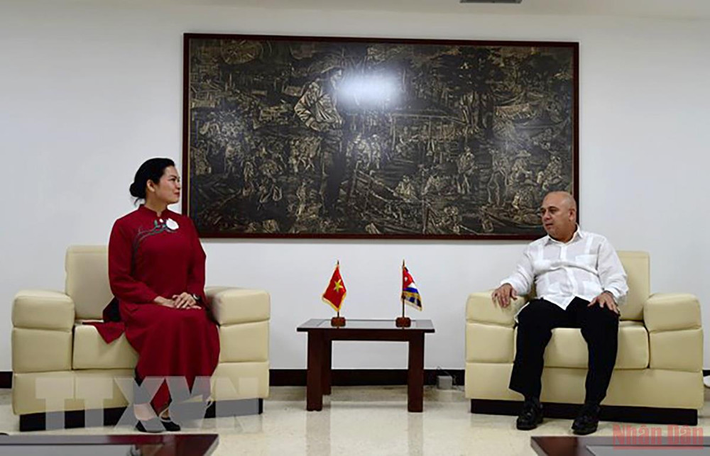 Ông Roberto Morales Ojeda, Ủy viên Bộ Chính trị, Trưởng Ban Tổ chức Trung ương Đảng Cộng sản Cuba tiếp Chủ tịch Hội Liên hiệp Phụ nữ Việt Nam Hà Thị Nga. (Ảnh:Vũ Lê Hà/TTXVN) Khẳng định vai trò của phụ nữ Việt Nam và Cuba trong sự nghiệp cách mạng -0