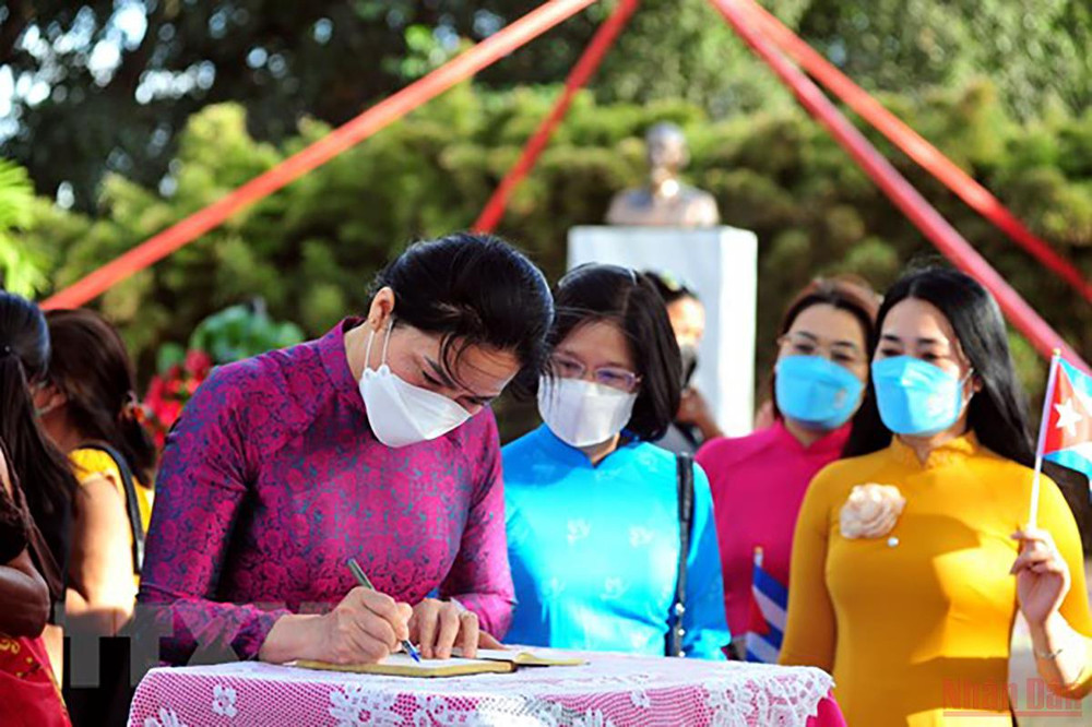 Chủ tịch Hội Liên hiệp Phụ nữ Việt Nam Hà Thị Nga ghi sổ lưu bút sau lễ dâng hoa tại tượng đài Hồ Chí Minh. (Ảnh:Vũ Lê Hà/TTXVN) Khẳng định vai trò của phụ nữ Việt Nam và Cuba trong sự nghiệp cách mạng -0