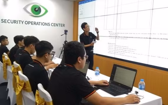 Các đội xử lý tình huống tại chương trình diễn tập. 
