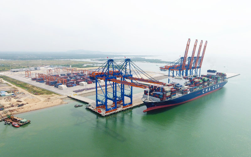 Những cẩu bờ siêu khổng lồ này có khả năng bốc dỡ các container hàng hóa trọng tải lên đến 65 tấn từ các tàu mẹ cỡ lớn lên đến 200.000 DWT. Đặt thêm hai cần cẩu STS siêu khổng lồ cho Cảng lớn nhất Việt Nam -0