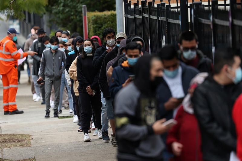 Người dân xếp hàng chờ tiêm phòng Covid-19 ở Bankstown, ngoại ô Sydney, ngày 25/8/2021. (Ảnh: Reuters) Australia gia hạn phong tỏa thủ đô Canberra đến giữa tháng 10 -0
