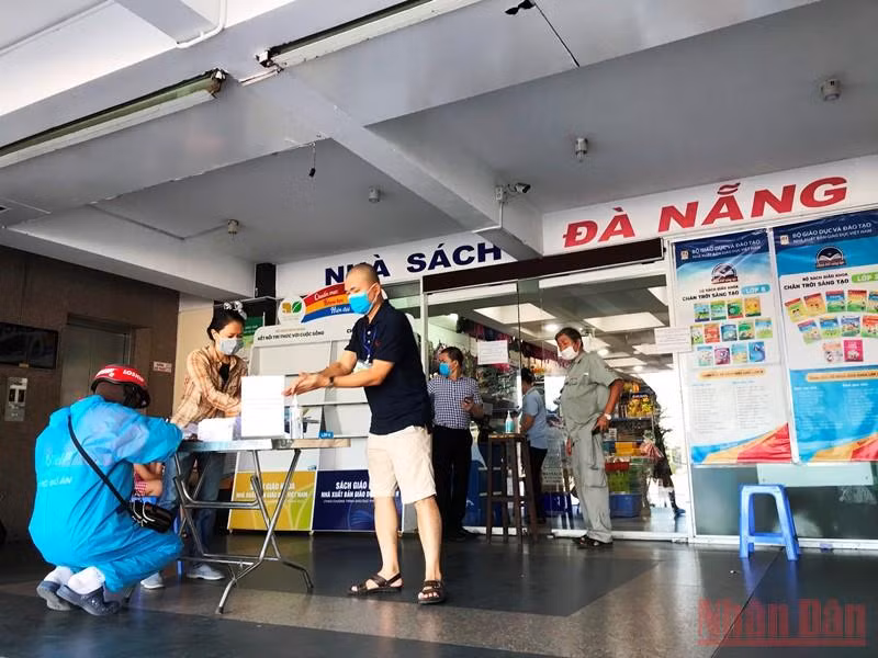 Đà Nẵng cho phép nhà sách hoạt động trở lại nhằm bảo đảm cung ứng sách giáo khoa cho học sinh.