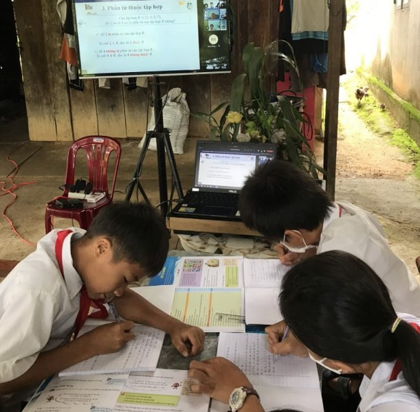 Một điểm học trực tuyến đối với các em học sinh không có điều kiện học trực tuyến trên địa bàn tỉnh Kon Tum. Kon Tum tổ chức dạy học trực tiếp từ ngày 20/9 -0