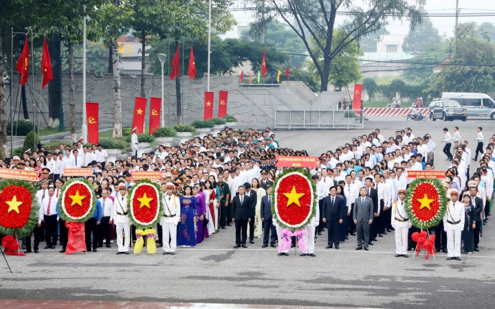 Lãnh đạo tỉnh Bình Dương và các sở, ban, ngành, đơn vị lực lượng vũ trang tỉnh viếng Nghĩa trang Liệt sĩ tỉnh Bình Dương. Bình Dương trao tặng quà cho các gia đình chính sách -0