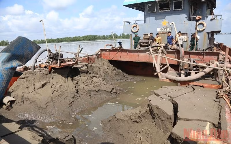 Một trong những phương tiện chở cát trái phép bị bắt giữ.