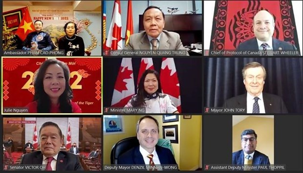 Các vị quan khách đại diện Việt Nam và Canada tham dự chương trình đón Tết cổ truyền của cộng đồng người Việt Nam tại Canada. (Ảnh: TTXVN) Thủ tướng Trudeau chúc Tết cộng đồng người Việt tại Canada -0