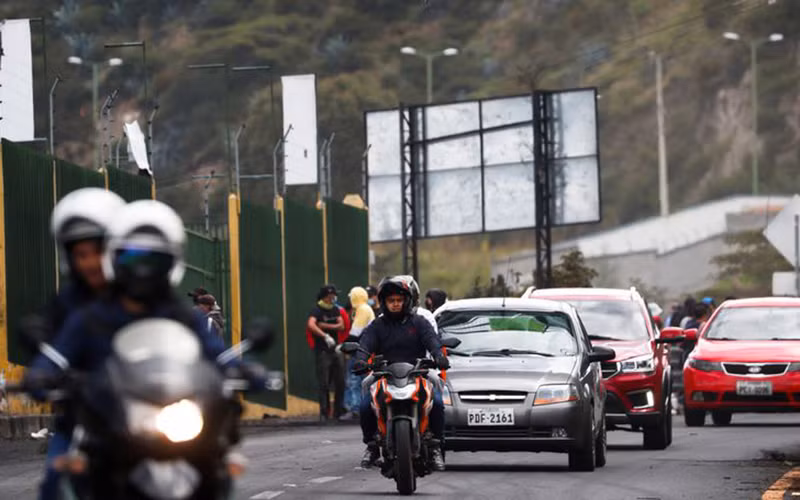 Người biểu tình tại Thủ đô Quito, ngày 25/6. (Ảnh: Reuters)