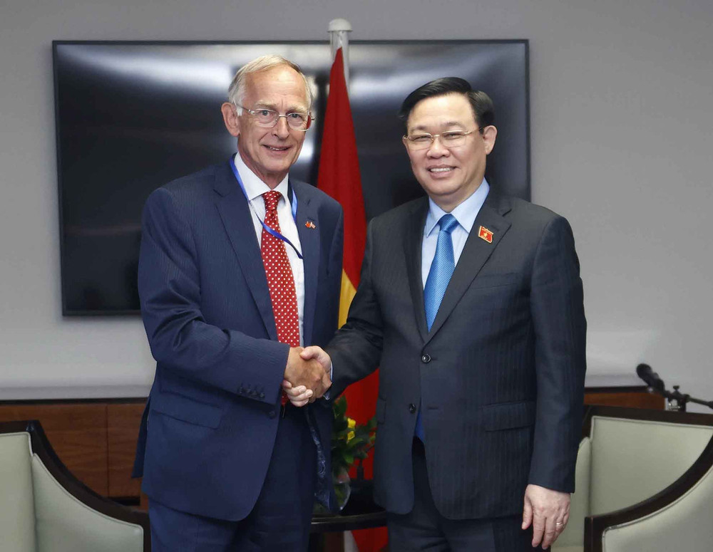 Chủ tịch Quốc hội Vương Đình Huệ tiếp ông Warwick Morris, Chủ tịch Mạng lưới Hữu nghị Việt Nam-Anh (Vietnam- UK Network). Chủ tịch Quốc hội Vương Đình Huệ tiếp lãnh đạo một số tập đoàn tại Anh -0